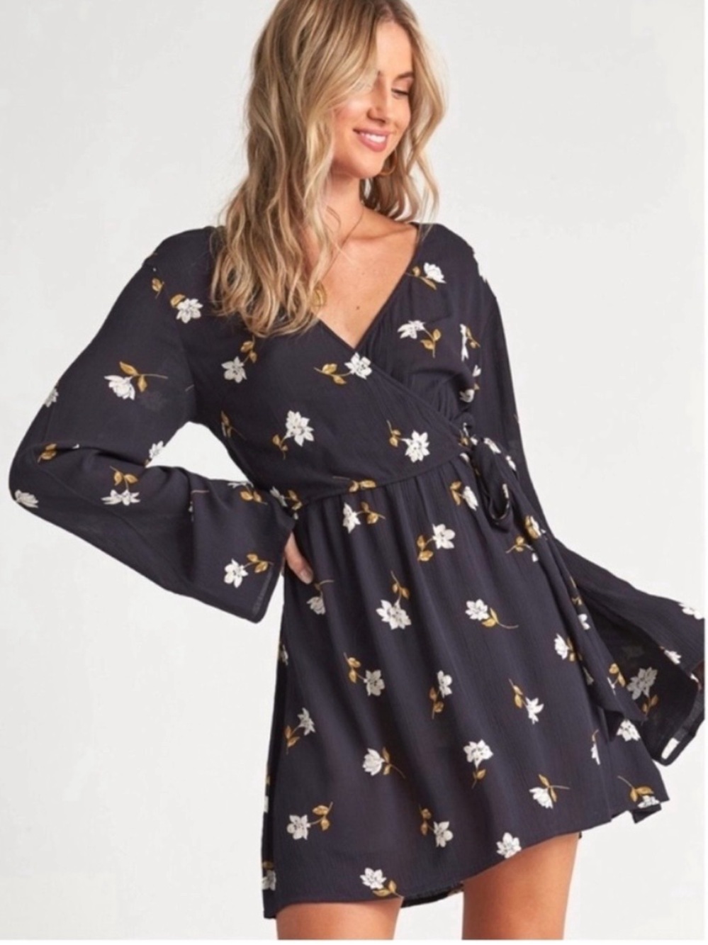 Billabong Long Bell Sleeve V Neck Wrap Style Dress Floral Print Medium